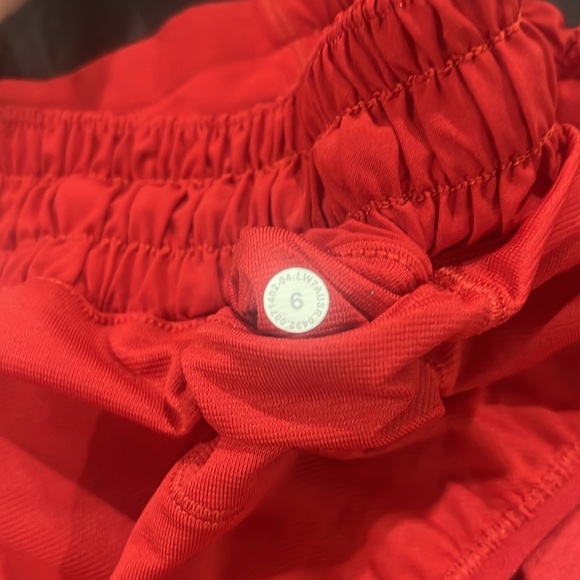 lululemon low raise 2.5 hottt hot shorts size 6 - Picture 4 of 7